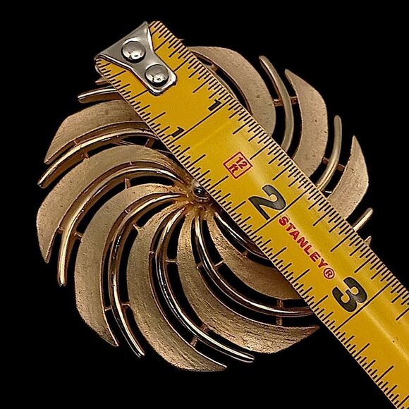 Sarah Coventry Swirl Pinwheel Brooch Pin Brushed Gold LARGE Vintage MCM Mod Dome - Picture 2 of 14